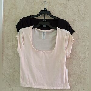 Urban Rebel Two Pack Crop Tops(Pit to pit 15”
Length 18”)